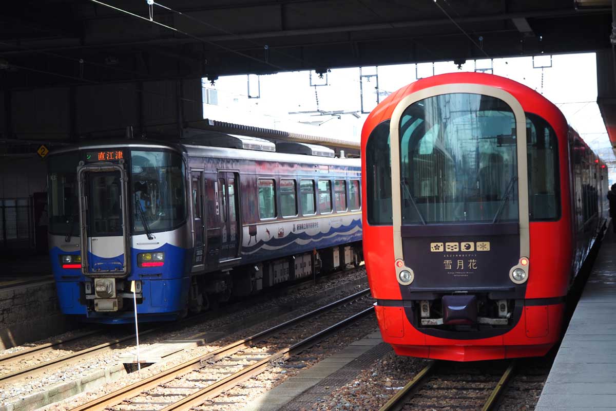「えちごトキめきリゾート雪月花」（右）と、ＥＴ１２２形（新潟県上越市で大塚圭一郎撮影）