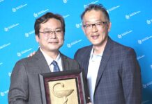 日本人薬剤師の佐藤厚さん、BC州薬剤師協会のBowl of Hygeia賞を受賞 2026年5月2日、バンクーバー市で行われた授賞式で。佐藤厚さん(左)と賞のプレゼンターを務めたロンドンドラッグス薬局部門GMのChris Chiewさんと一緒に。Photo courtesy of The BC Pharmacy Association