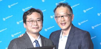 日本人薬剤師の佐藤厚さん、BC州薬剤師協会のBowl of Hygeia賞を受賞 2026年5月2日、バンクーバー市で行われた授賞式で。佐藤厚さん(左)と賞のプレゼンターを務めたロンドンドラッグス薬局部門GMのChris Chiewさんと一緒に。Photo courtesy of The BC Pharmacy Association