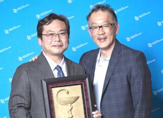 日本人薬剤師の佐藤厚さん、BC州薬剤師協会のBowl of Hygeia賞を受賞 2026年5月2日、バンクーバー市で行われた授賞式で。佐藤厚さん(左)と賞のプレゼンターを務めたロンドンドラッグス薬局部門GMのChris Chiewさんと一緒に。Photo courtesy of The BC Pharmacy Association
