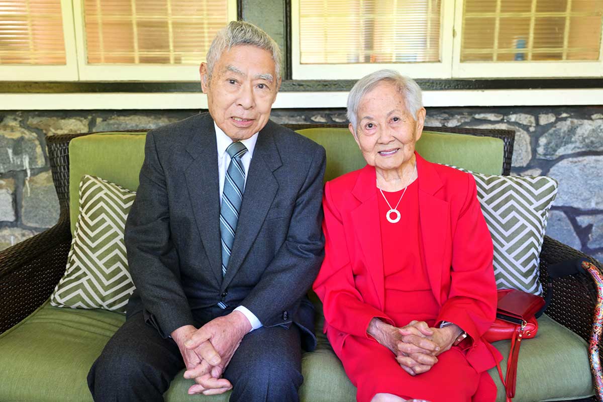 「縁の下の力持ち」とたたえた夫のトッシュさん(左)とメアリーさん夫妻。共に歩んだ活動が、この日の受章につながった。2026年5月22日、バンクーバー市。写真 斉藤光一/日加トゥデイ