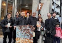 偉大な伝統文化の記録を残し続けたい「粒子のダンス(particle dance)」岡博大監督インタビュー 岡監督、隈研吾氏、スタッフと一緒に。写真提供 湘南遊映坐
