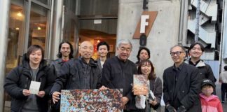 偉大な伝統文化の記録を残し続けたい「粒子のダンス(particle dance)」岡博大監督インタビュー 岡監督、隈研吾氏、スタッフと一緒に。写真提供 湘南遊映坐