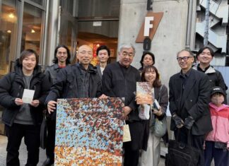 偉大な伝統文化の記録を残し続けたい「粒子のダンス(particle dance)」岡博大監督インタビュー 岡監督、隈研吾氏、スタッフと一緒に。写真提供 湘南遊映坐