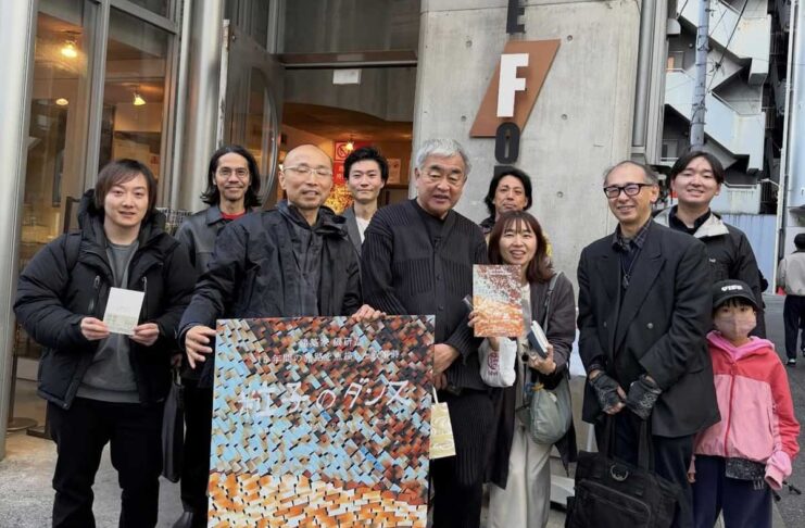 偉大な伝統文化の記録を残し続けたい「粒子のダンス(particle dance)」岡博大監督インタビュー 岡監督、隈研吾氏、スタッフと一緒に。写真提供 湘南遊映坐