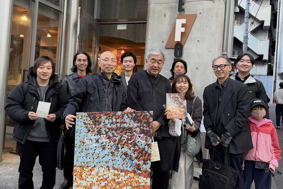岡監督、隈研吾氏、スタッフと一緒に。写真提供　湘南遊映坐