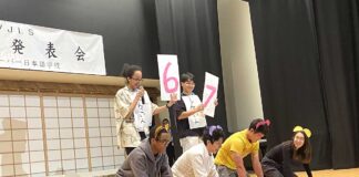 「名作絵本の劇から動物クイズ、アニメ聖地ガイドまで!」バンクーバー日本語学校で学習発表会開催 高等科2年「2025年〜26年のまとめ 世界三大ニュース」(2026年5月23日、バンクーバー市。撮影 日加トゥデイ)