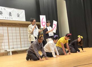 「名作絵本の劇から動物クイズ、アニメ聖地ガイドまで!」バンクーバー日本語学校で学習発表会開催 高等科2年「2025年〜26年のまとめ 世界三大ニュース」(2026年5月23日、バンクーバー市。撮影 日加トゥデイ)