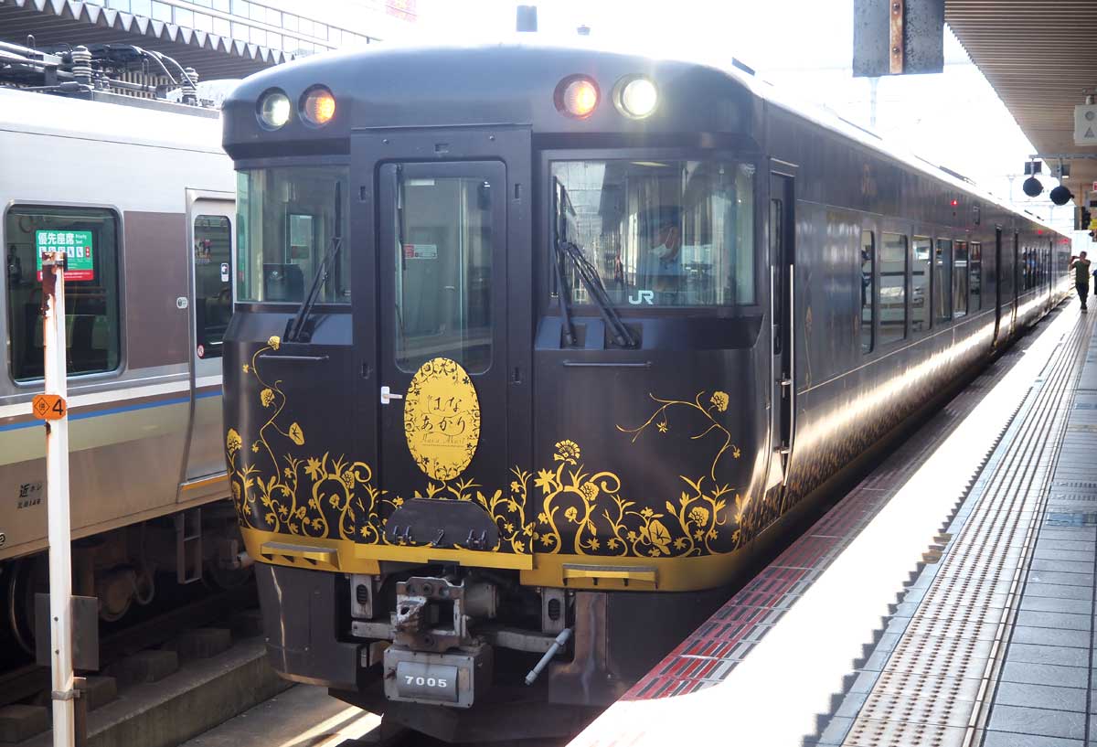 ＪＲ西日本の「はなあかり」（新潟県上越市で大塚圭一郎撮影）