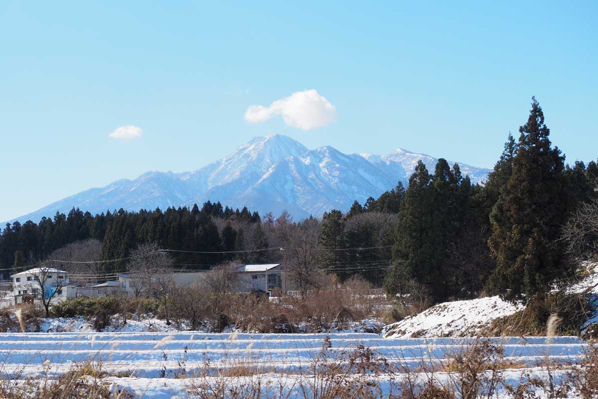 えちごトキめき鉄道の列車の車窓から眺めた妙高山（新潟県で大塚圭一郎撮影）