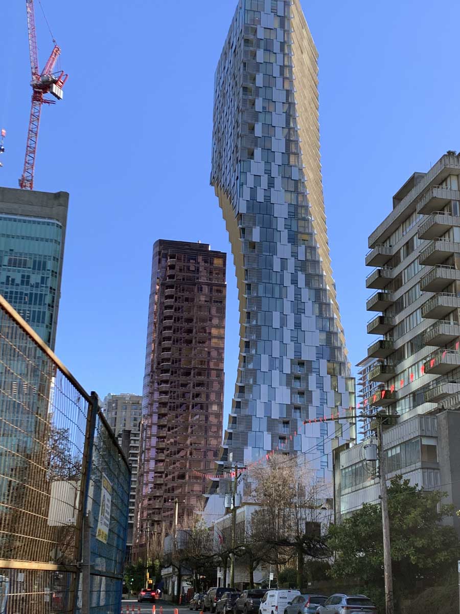 レジデンス「Alberni by Kengo Kuma」。バンクーバー市ダウンタウン。写真　Jenna Park