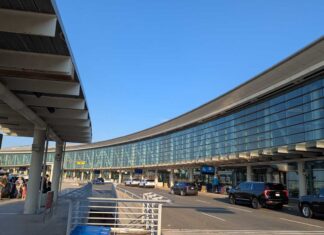 空港で荷物タグすり替え、無実の人々が麻薬密輸で拘束される トロント・ピアソン国際空港。2026年7月。撮影 日加トゥデイ