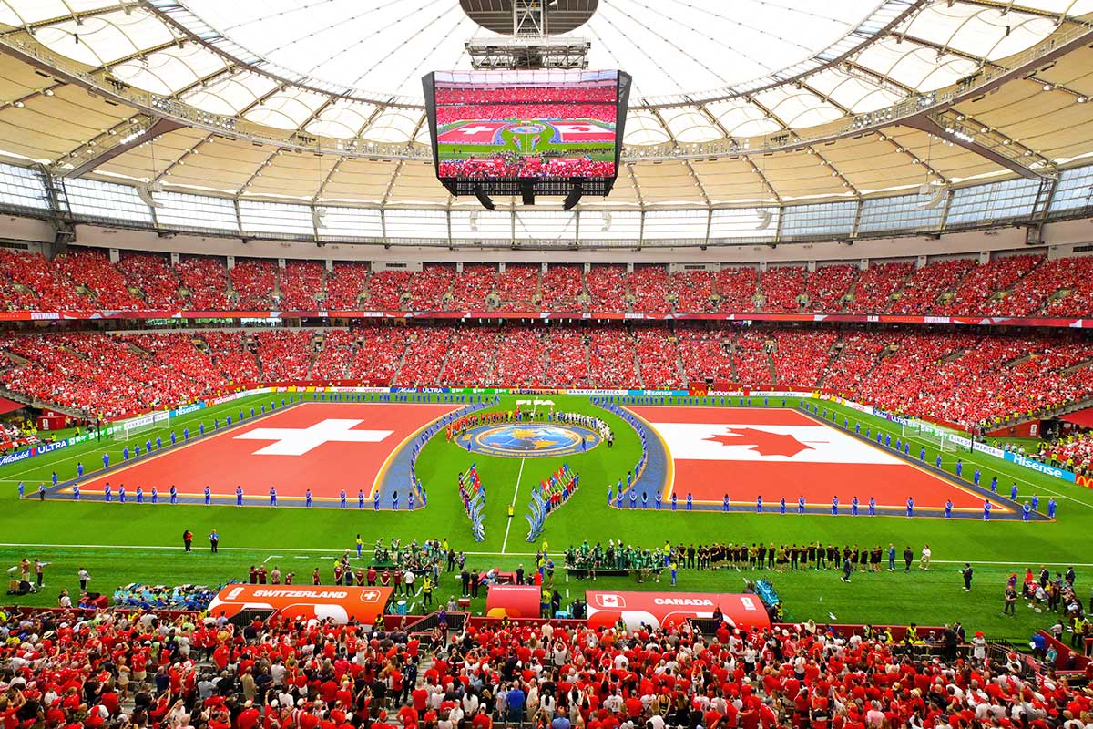 いよいよ始まるカナダ対スイス戦。会場の熱気は最高潮に！2026年6月24日、バンクーバー市。撮影　斉藤光一／日加トゥデイ