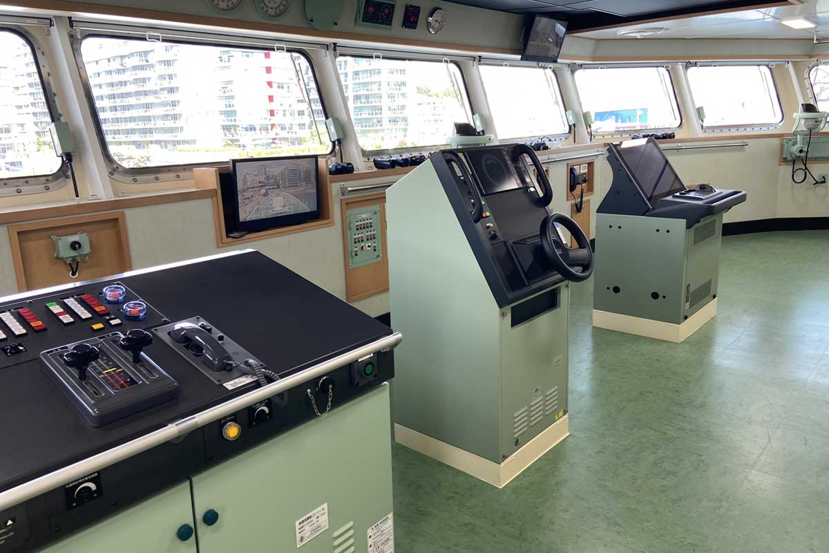 本物の船橋よりシンプルな実習生用の船橋（2026年5月17日、ノースバンクーバー市。撮影　日加トゥデイ）