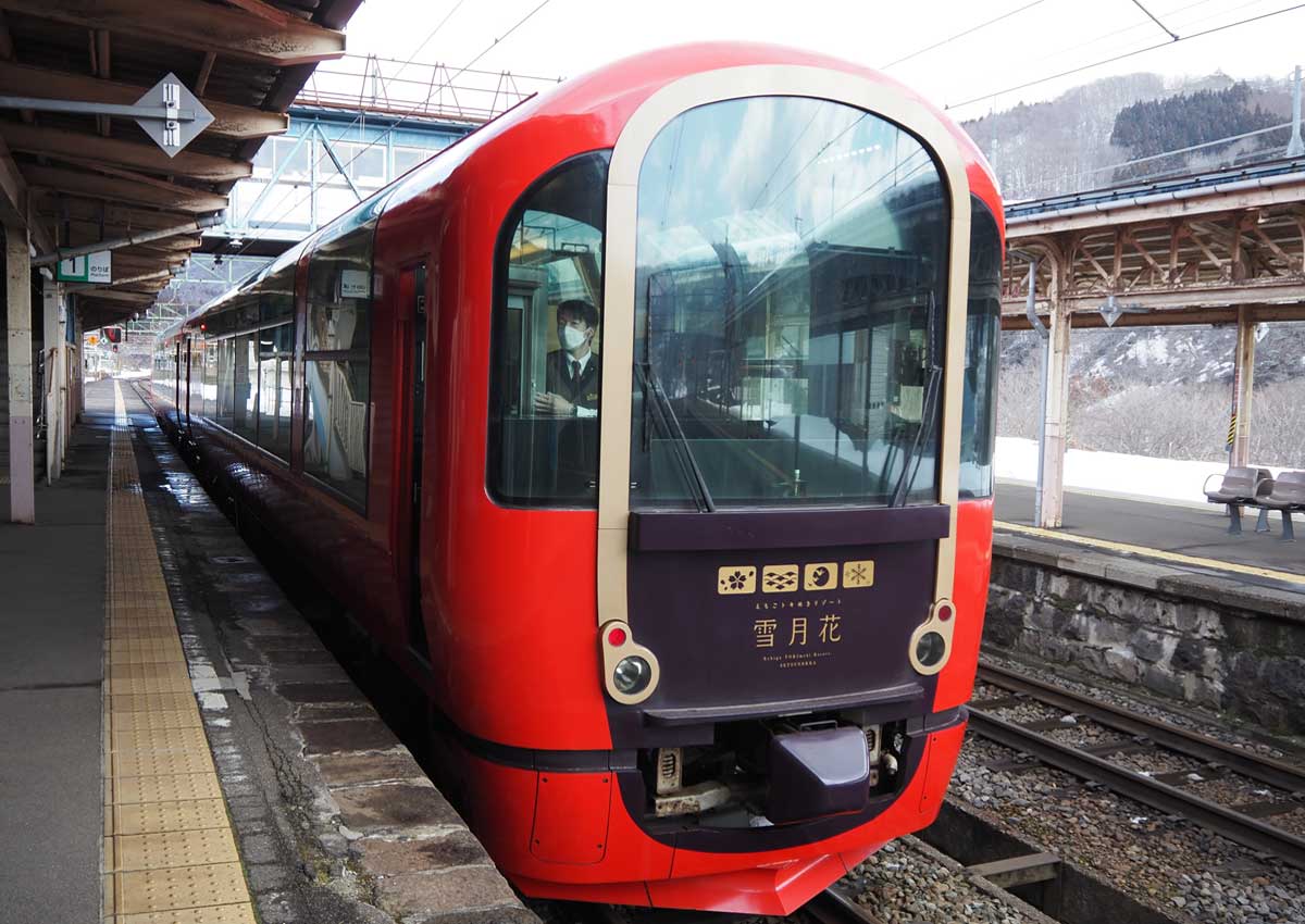 妙高高原駅に停車中の雪月花（大塚圭一郎撮影）