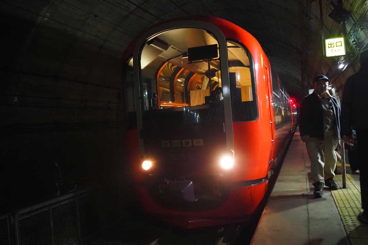 トンネル内の筒石駅に停車中の「えちごトキめきリゾート雪月花」(大塚圭一郎撮影)