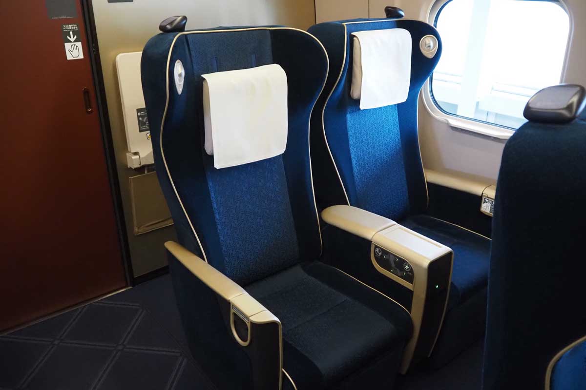 北陸新幹線のグリーン車の座席（大塚圭一郎撮影）