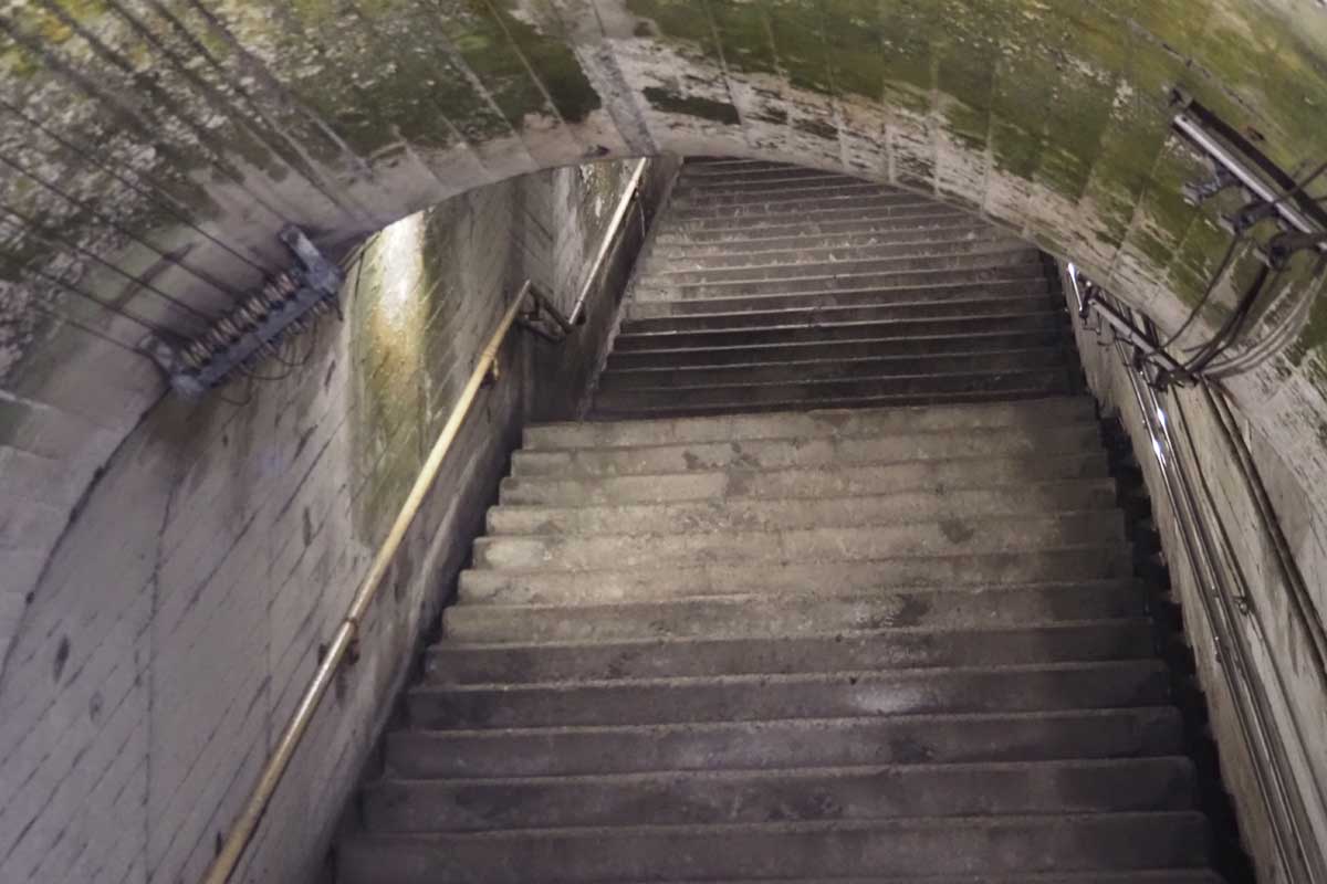えちごトキめき鉄道の筒石駅のホームから駅舎へと続く階段(大塚圭一郎撮影)