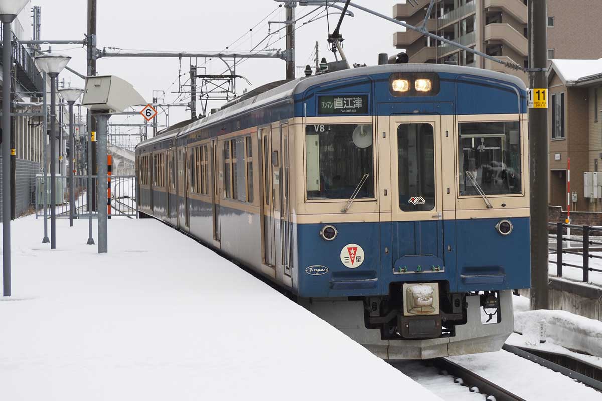 えちごトキめき鉄道のＥＴ１２７系（大塚圭一郎撮影）