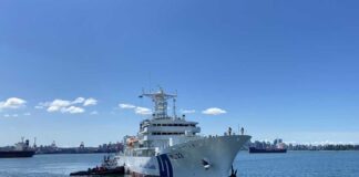 海上保安大学校練習船「いつくしま」約40年ぶりにカナダ寄港 バンクーバー市ダウンタウンを背に、ノースバンクーバーのピアに入港する「いつくしま」。Japan Coast Guardの文字も。(2026年5月17日、ノースバンクーバー市。撮影 日加トゥデイ)