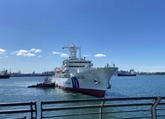 海上保安大学校練習船「いつくしま」約40年ぶりにカナダ寄港 バンクーバー市ダウンタウンを背に、ノースバンクーバーのピアに入港する「いつくしま」。Japan Coast Guardの文字も。(2026年5月17日、ノースバンクーバー市。撮影 日加トゥデイ)