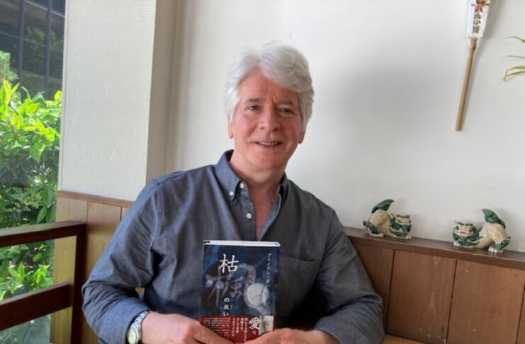 友人の本紹介 ☆「枯楓の救い」 自身の著書 「枯楓の救い」を手に。ブライアン・ダンさん。2026年6月、バンクーバー。撮影 矢野修三