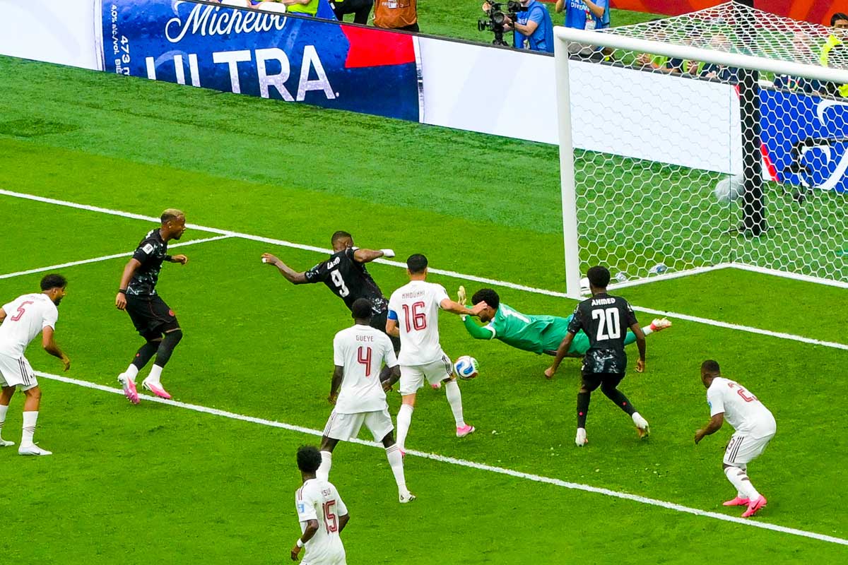 カナダFWラリンがゴール前でこぼれ球を押し込み先制点。2026年6月18日、BCプレース。カナダ対カタール戦。写真　斉藤光一／日加トゥデイ