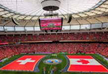 FIFAワールドカップ:カナダ、スイスに惜敗も史上初のワールドカップ決勝トーナメント進出 いよいよ始まるカナダ対スイス戦。会場の熱気は最高潮に!2026年6月24日、バンクーバー市。撮影 日加トゥデイ
