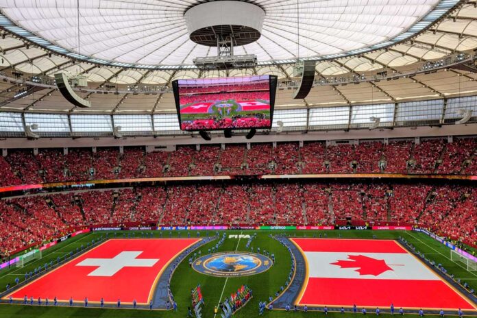いよいよ始まるカナダ対スイス戦。会場の熱気は最高潮に！2026年6月24日、バンクーバー市。撮影　日加トゥデイ