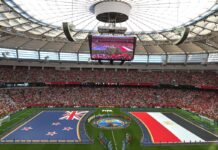 W杯グループG、エジプトが首位に躍り出る 試合開始前、両国の旗がピッチを覆う。2026年6月21日、バンクーバー市。撮影 三島直美/日加トゥデイ
