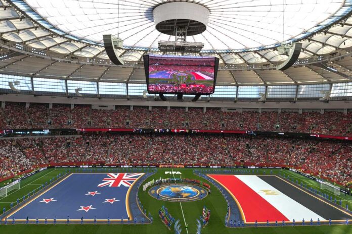試合開始前、両国の旗がピッチを覆う。2026年6月21日、バンクーバー市。撮影　三島直美／日加トゥデイ
