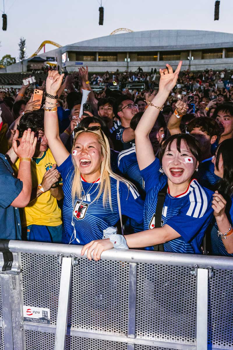 FIFAファンフェスティバルバンクーバー会場で日本代表の勝利に沸くサポーターたち。2026年6月20日、バンクーバー市。Photo credit: FIFA Fan Festival Vancouver