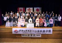 グラッドストーン日本語学園、第55回卒業式開催される 努力を積み重ねて卒業の日を迎えた47人の生徒と、彼らを支えた教職員と一緒に。2026年5月30日、バーナビー市。写真提供 グラッドストーン日本語学園