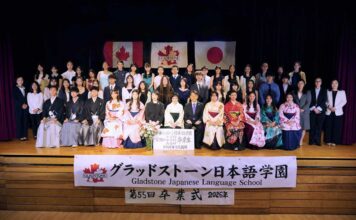 グラッドストーン日本語学園、第55回卒業式開催される 努力を積み重ねて卒業の日を迎えた47人の生徒と、彼らを支えた教職員と一緒に。2026年5月30日、バーナビー市。写真提供 グラッドストーン日本語学園