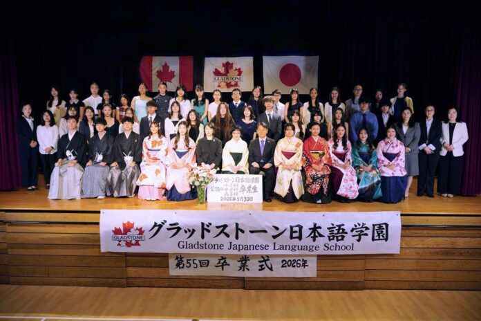 努力を積み重ねて卒業の日を迎えた47人の生徒と、彼らを支えた教職員と一緒に。2026年5月30日、バーナビー市。写真提供　グラッドストーン日本語学園