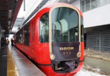 「カナダ“乗り鉄”の旅」第38回 訪日客の注目浴び「なかなか予約できない列車」へ 走る芸術品・雪月花【下】 えちごトキめき鉄道の「えちごトキめきリゾート雪月花」(大塚圭一郎撮影)