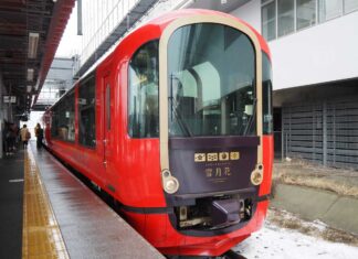 「カナダ“乗り鉄”の旅」第38回 訪日客の注目浴び「なかなか予約できない列車」へ 走る芸術品・雪月花【下】 えちごトキめき鉄道の「えちごトキめきリゾート雪月花」(大塚圭一郎撮影)