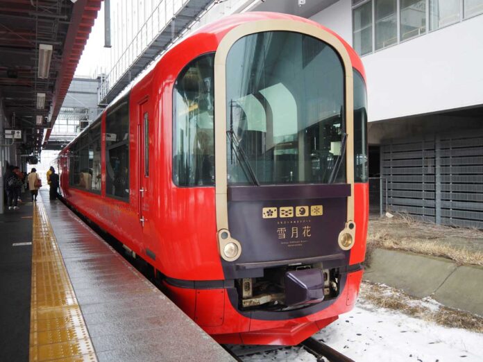 1_Noritetsu_2026-7 えちごトキめき鉄道の「えちごトキめきリゾート雪月花」(大塚圭一郎撮影)