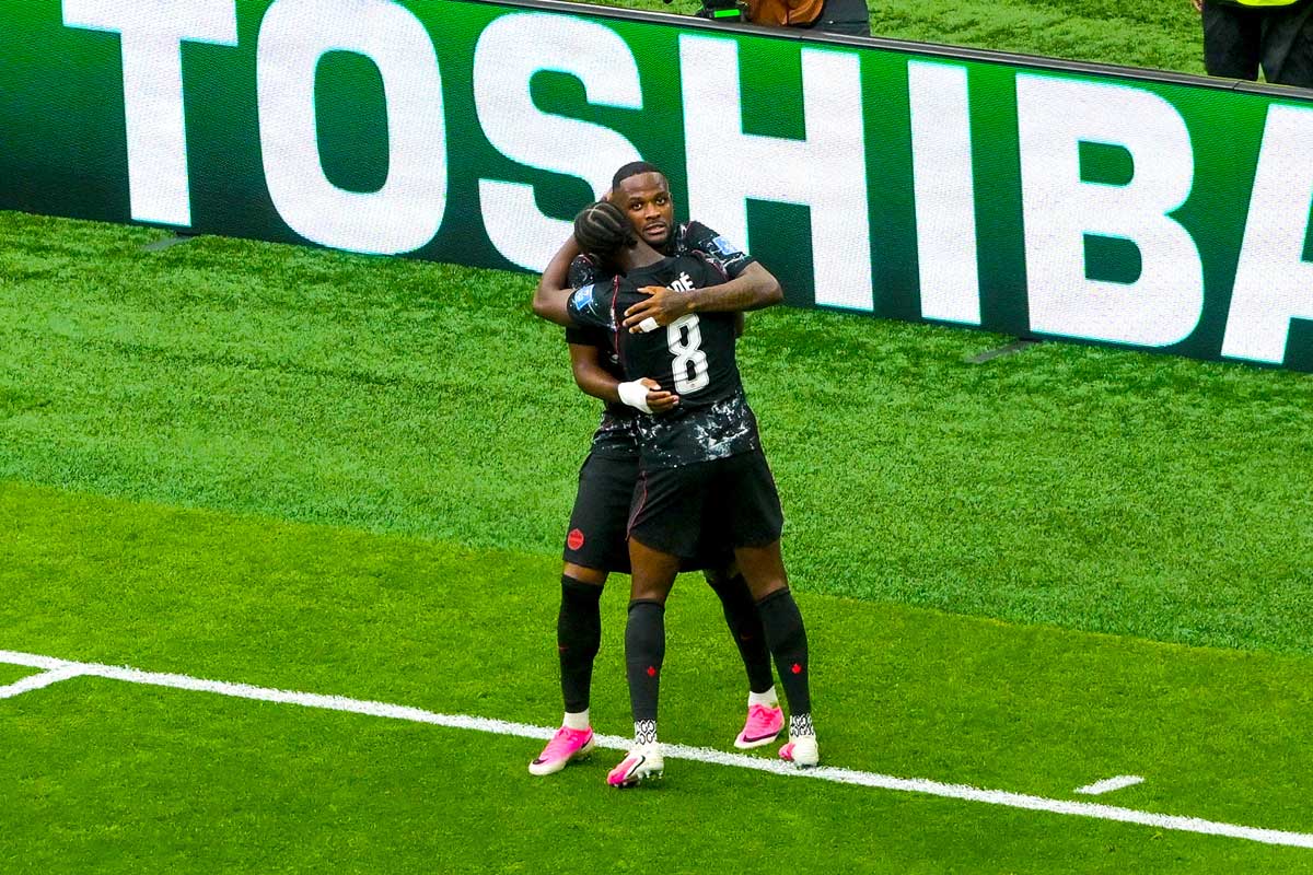 先制ゴールを決めMFコネと抱き合うラリン。2026年6月18日、BCプレース。カナダ対カタール戦。写真　斉藤光一／日加トゥデイ