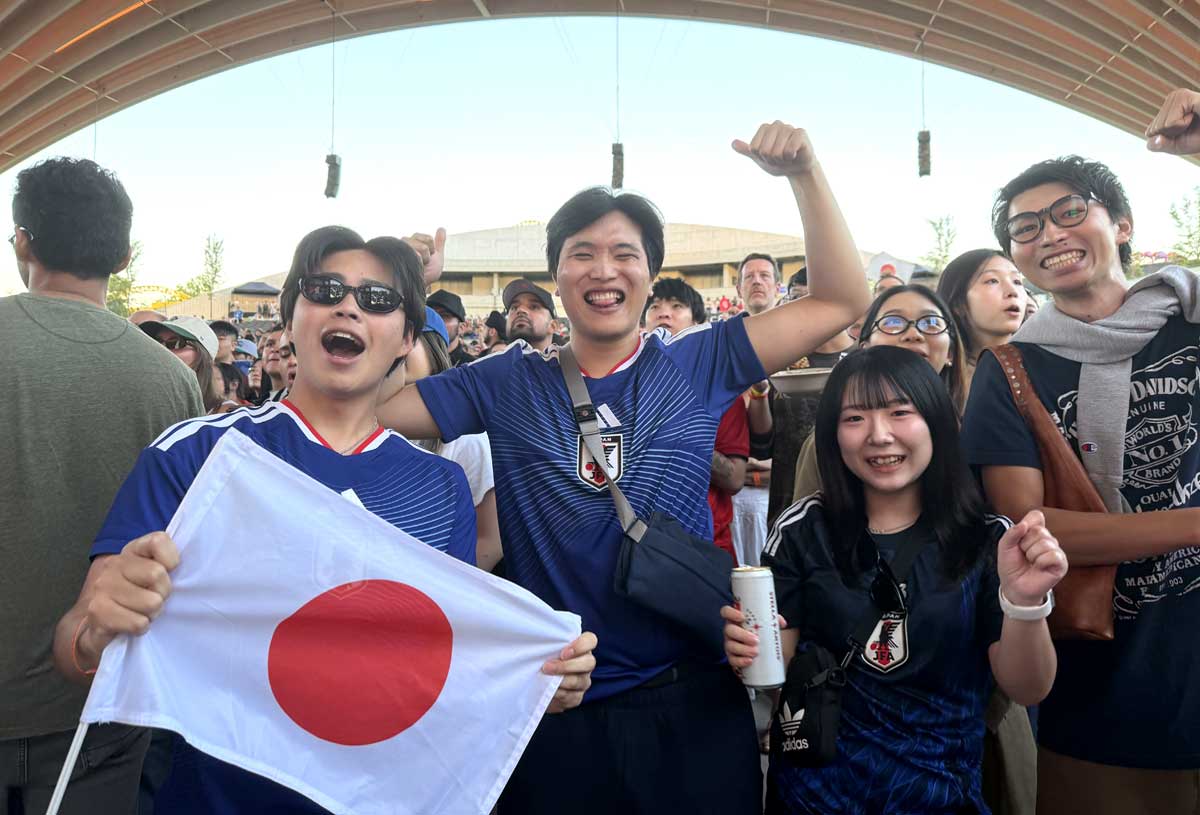 試合を待ちきれない様子のバンクーバー在住の留学生たち。2026年6月20日、バンクーバー市。撮影　田上麻里亜／日加トゥデイ