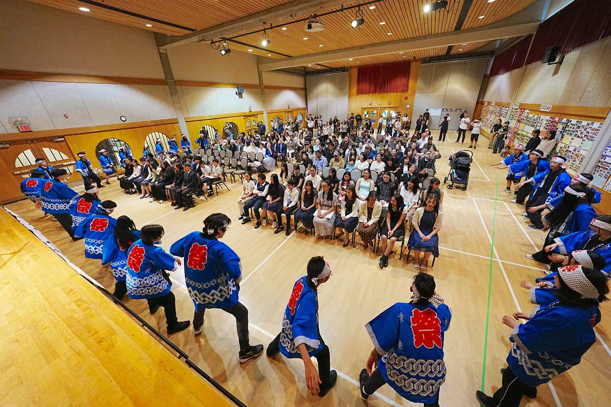 「よさこい」で卒業生を見送った中等科2年と高等科初級の生徒たち。2026年5月30日、バーナビー市。写真提供　グラッドストーン日本語学園