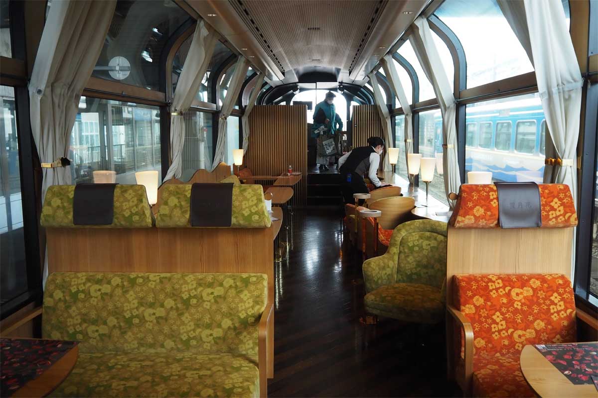 「えちごトキめきリゾート雪月花」の車内(大塚圭一郎撮影)