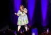 渡辺直美、初のバンクーバー公演 英語で挑む新たな笑い ショーの最後に急きょ観客全員に撮影OKの時間が...。SNSでのシェアもと。渡辺さんは、バンクーバー公演後、自身のSNS(Instagram)に「もっと大きくなって必ず帰ってきます」と投稿した。2026年6月13日、バンクーバー市。撮影 田上麻里亜/日加トゥデイ