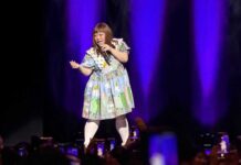 渡辺直美、初のバンクーバー公演 英語で挑む新たな笑い ショーの最後に急きょ観客全員に撮影OKの時間が...。SNSでのシェアもと。渡辺さんは、バンクーバー公演後、自身のSNS(Instagram)に「もっと大きくなって必ず帰ってきます」と投稿した。2026年6月13日、バンクーバー市。撮影 田上麻里亜/日加トゥデイ