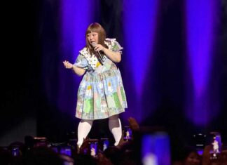 渡辺直美、初のバンクーバー公演 英語で挑む新たな笑い ショーの最後に急きょ観客全員に撮影OKの時間が...。SNSでのシェアもと。渡辺さんは、バンクーバー公演後、自身のSNS(Instagram)に「もっと大きくなって必ず帰ってきます」と投稿した。2026年6月13日、バンクーバー市。撮影 田上麻里亜/日加トゥデイ