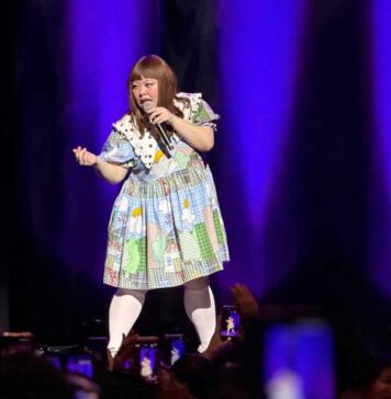 渡辺直美、初のバンクーバー公演 英語で挑む新たな笑い ショーの最後に急きょ観客全員に撮影OKの時間が...。SNSでのシェアもと。渡辺さんは、バンクーバー公演後、自身のSNS(Instagram)に「もっと大きくなって必ず帰ってきます」と投稿した。2026年6月13日、バンクーバー市。撮影 田上麻里亜/日加トゥデイ