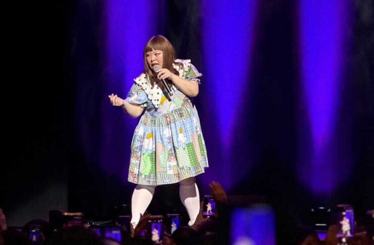渡辺直美、初のバンクーバー公演 英語で挑む新たな笑い ショーの最後に急きょ観客全員に撮影OKの時間が...。SNSでのシェアもと。渡辺さんは、バンクーバー公演後、自身のSNS(Instagram)に「もっと大きくなって必ず帰ってきます」と投稿した。2026年6月13日、バンクーバー市。撮影 田上麻里亜/日加トゥデイ