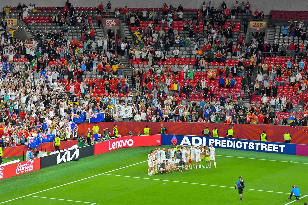 バンクーバーで2試合を戦ったニュージーランド代表。試合終了後ファンと記念撮影。2026年6月26日、バンクーバー市。撮影　斉藤光一／日加トゥデイ