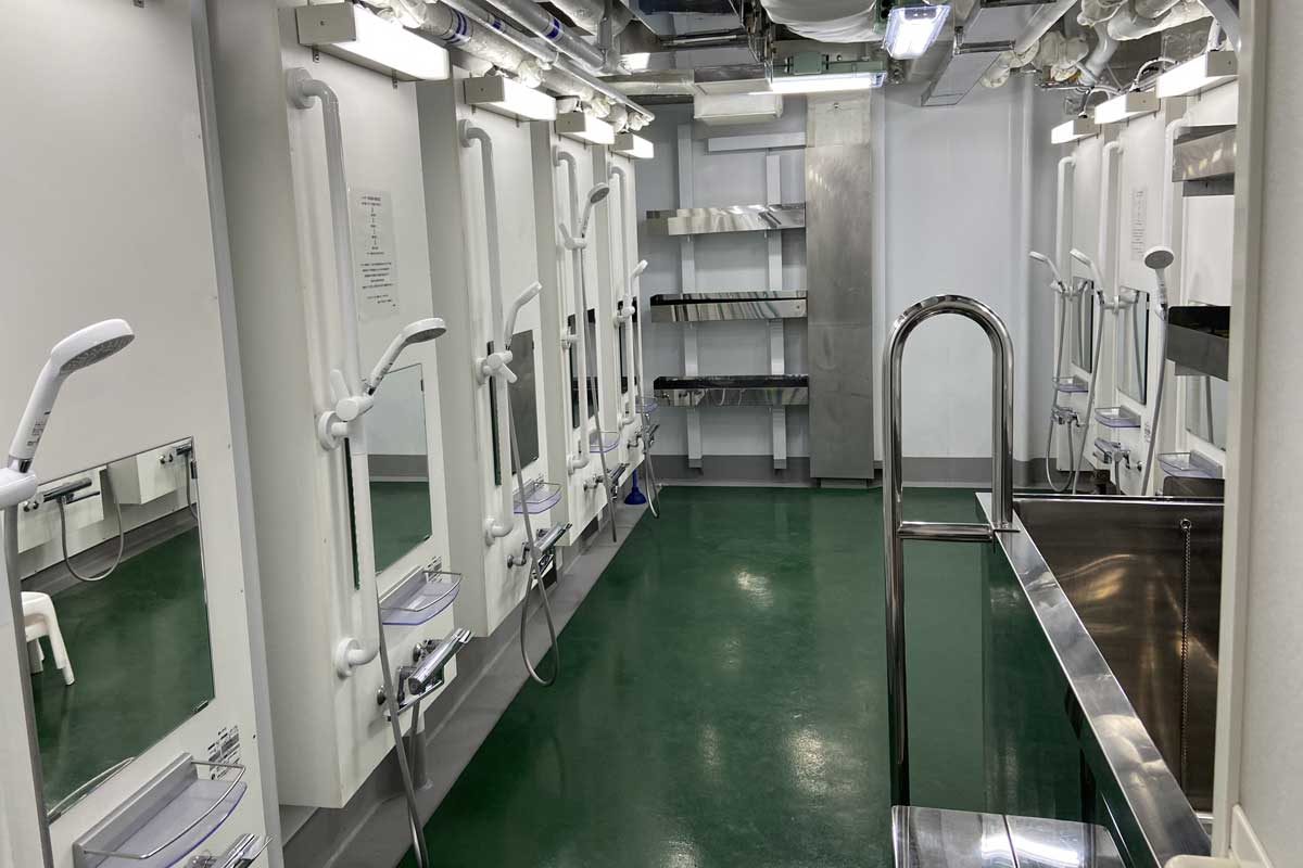 浴室は実習生たちが１日の疲れを癒やす場所（2026年5月17日、ノースバンクーバー市。撮影　日加トゥデイ）