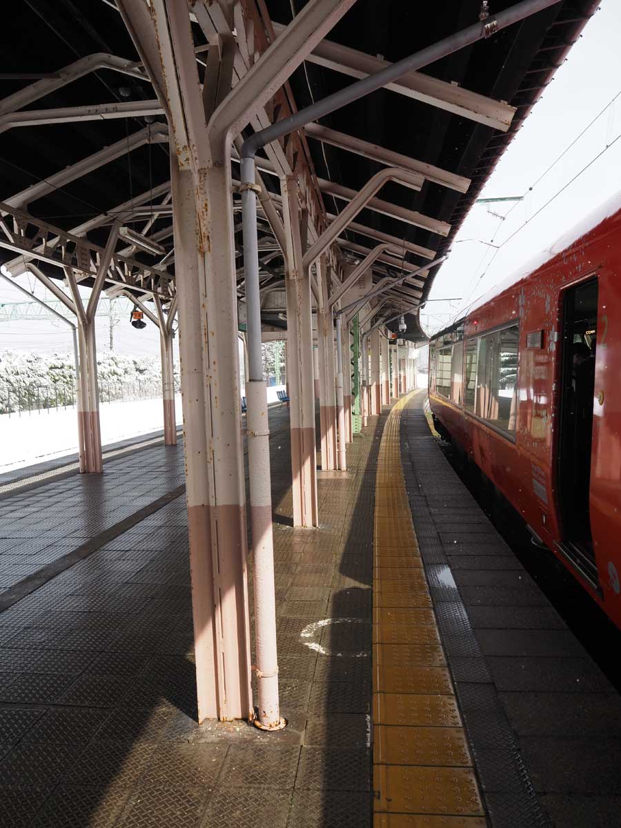 レールを再利用している二本木駅のプラットホームの柱（大塚圭一郎撮影）